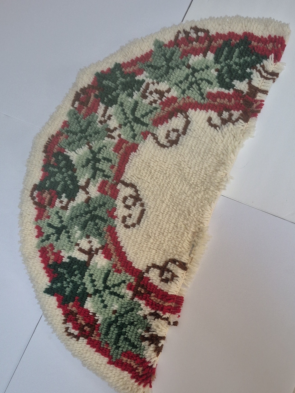 Vintage Hand Latch Hook Accent Rug Christmas Kitchy Shabby Cottage